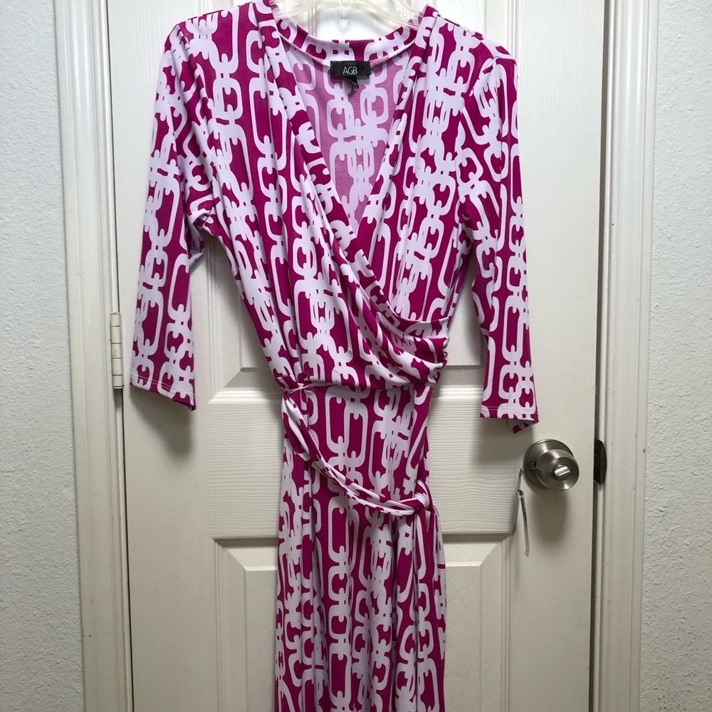 NWT AGB L Jersey Wrap Dress in Pink and White